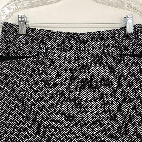 Izod Golf Black & White Geometric Print Skort - Picture 2 of 6